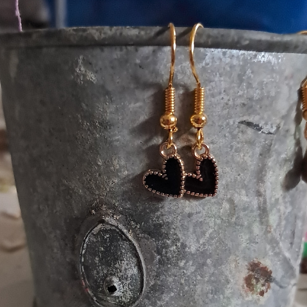 Elegant Black Heart Earrings